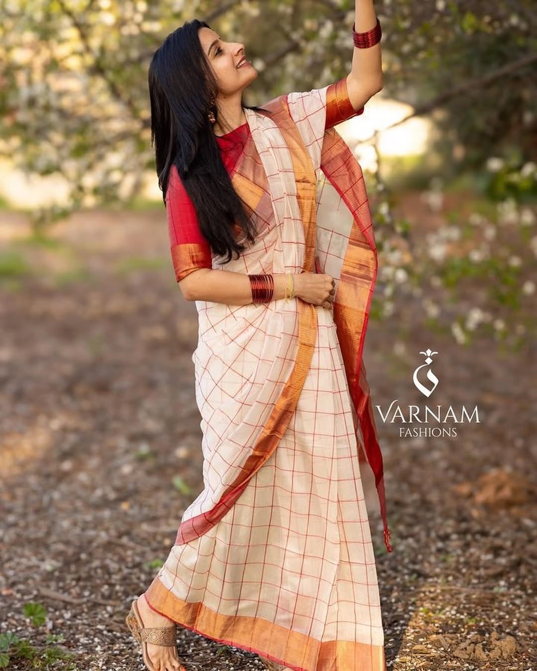 White With Red Maheshwari Silk Cotton Saree