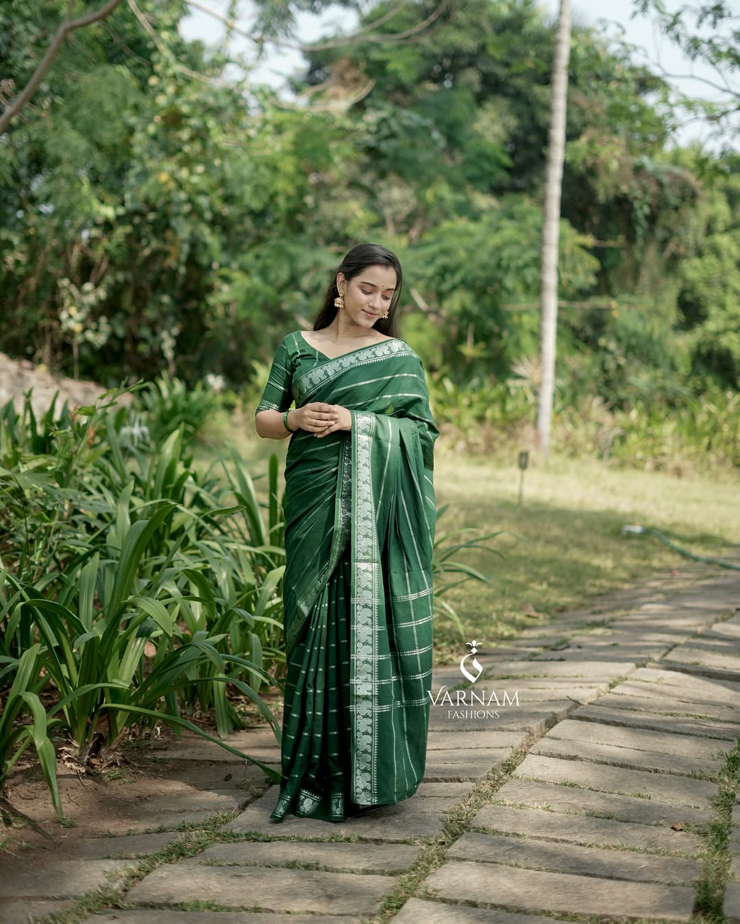 Green Silver Velthari Sungudi Cotton Saree