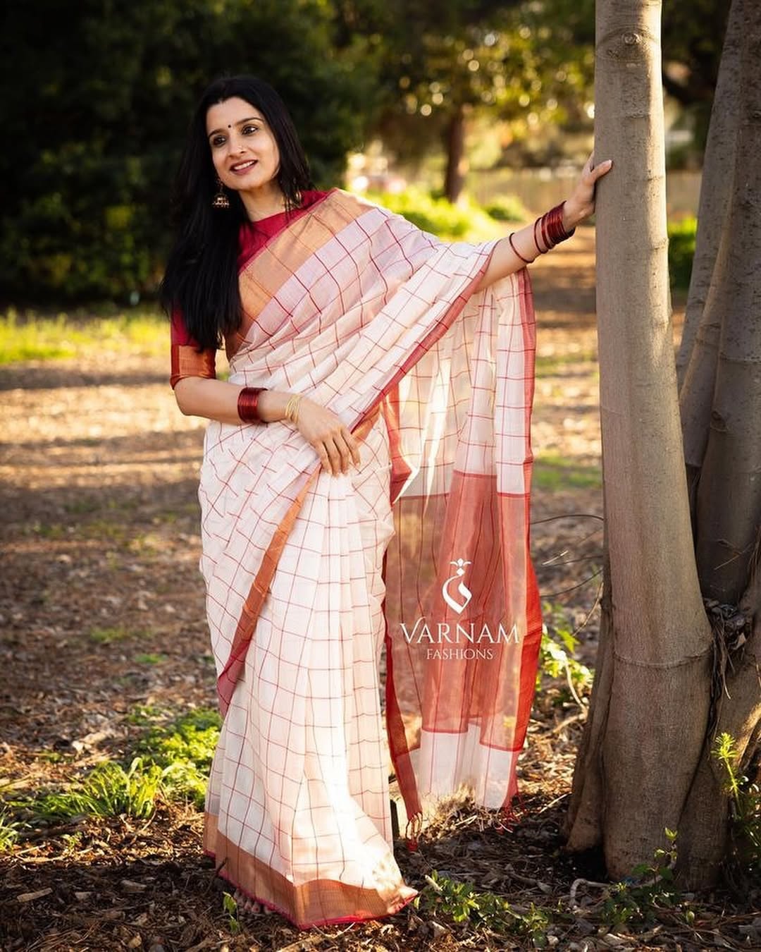 White With Red Maheshwari Silk Cotton Saree