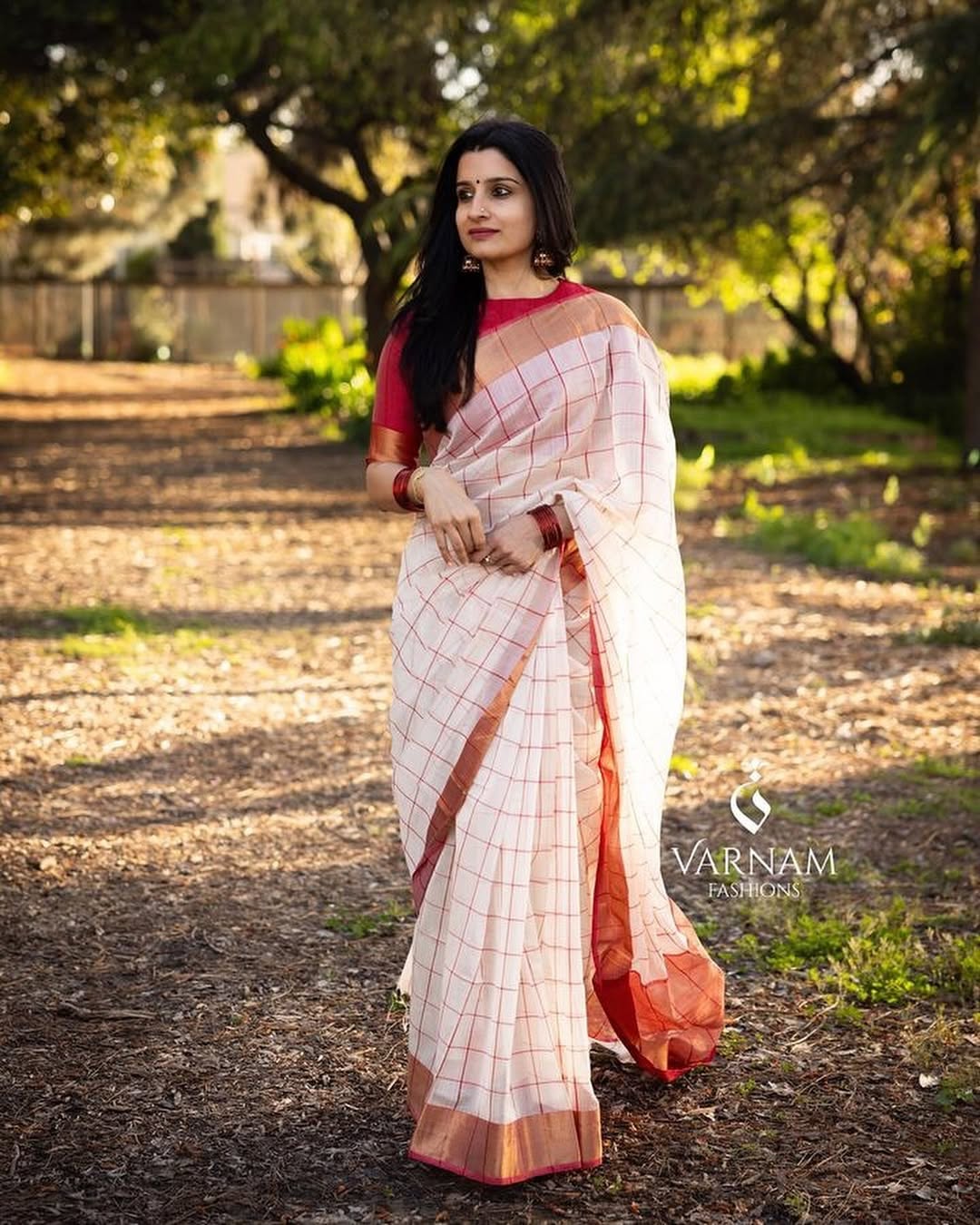 White With Red Maheshwari Silk Cotton Saree