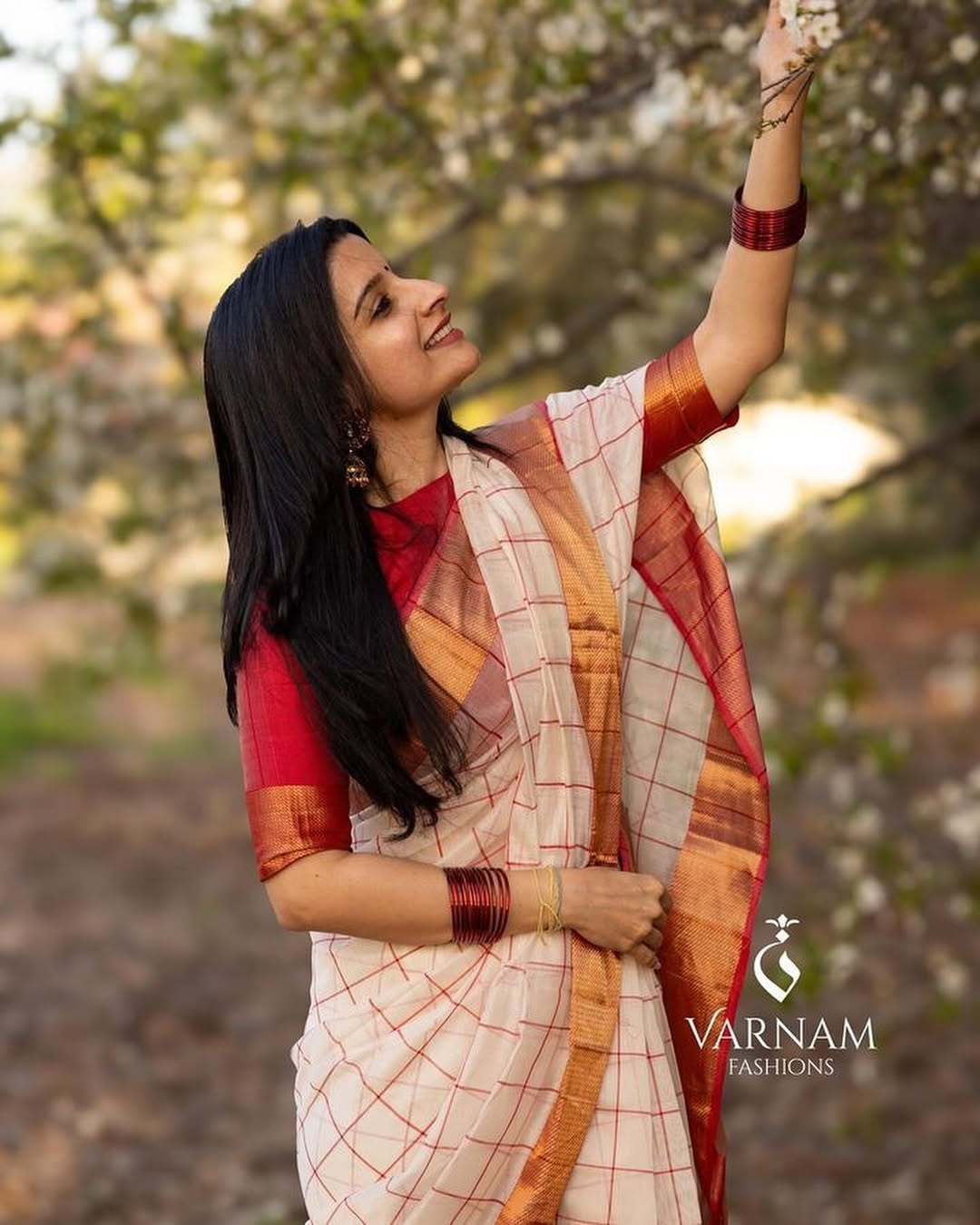 White With Red Maheshwari Silk Cotton Saree