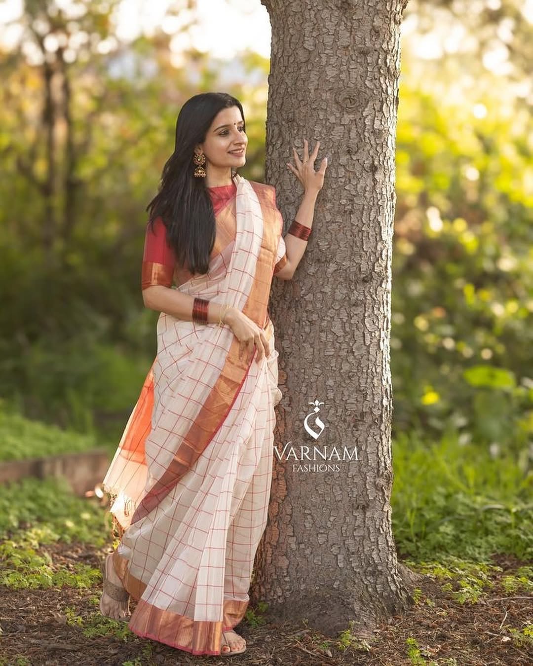 White With Red Maheshwari Silk Cotton Saree