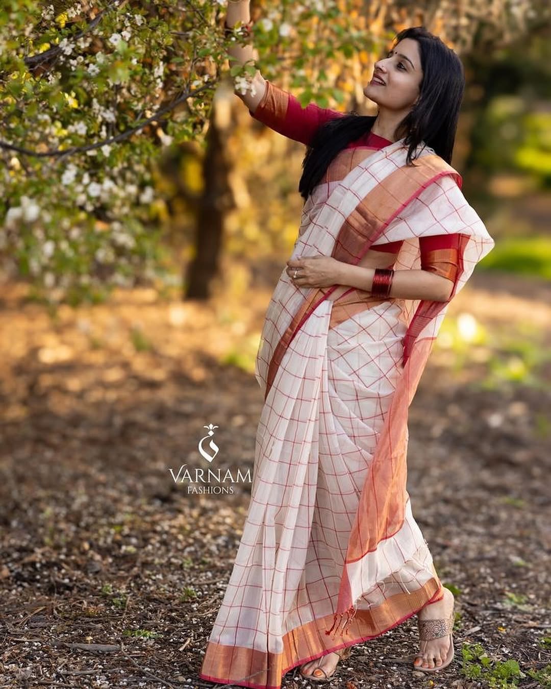 White With Red Maheshwari Silk Cotton Saree