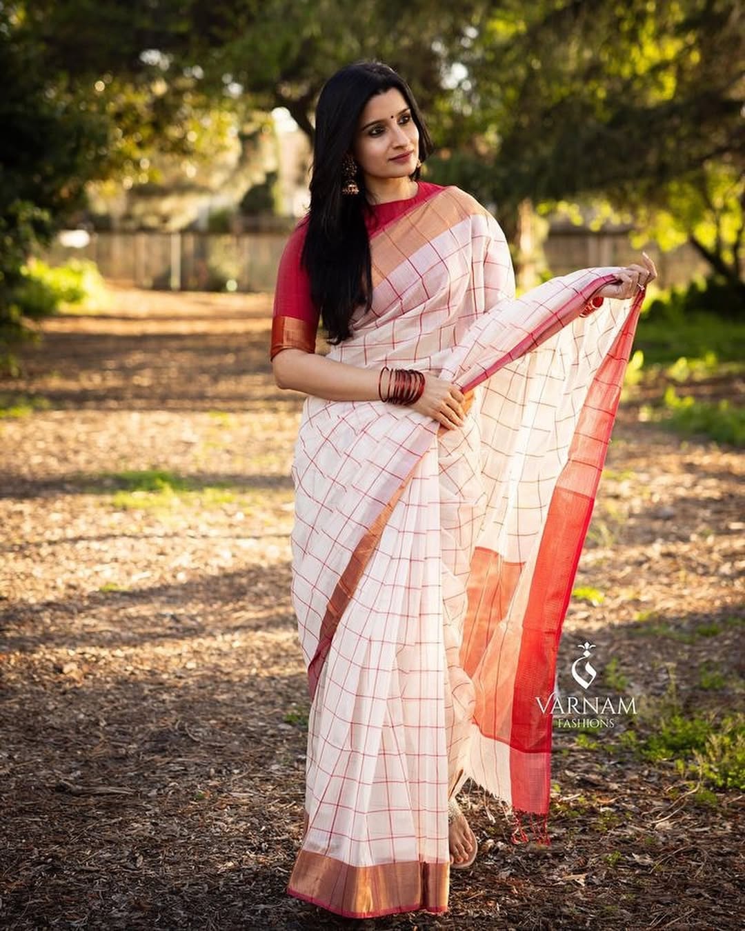 White With Red Maheshwari Silk Cotton Saree