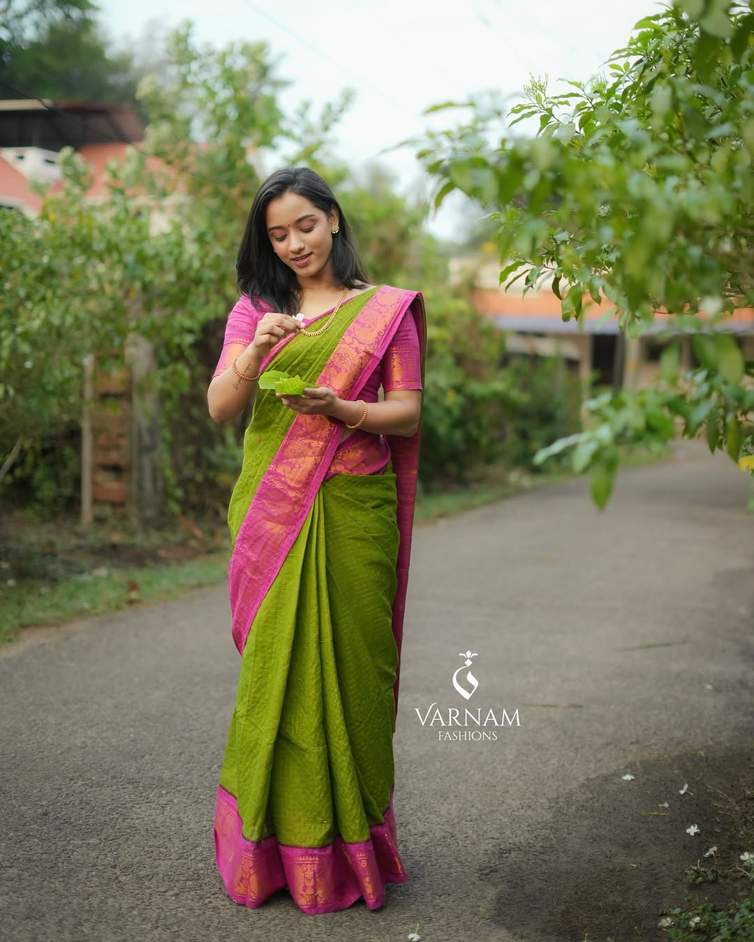 Green With Pink Zari Kattam Sungudi Cotton Saree