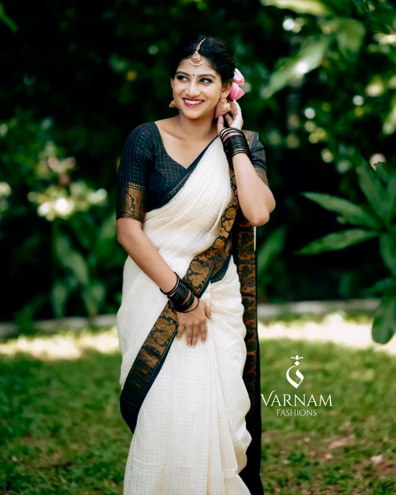 White With Black Zari Kattam Sungudi Cotton Saree