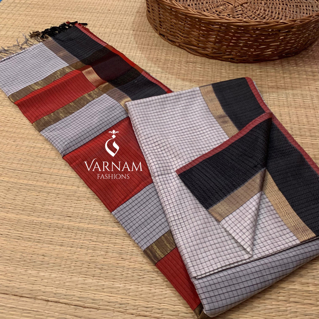 Offwhite With Black Border Checked Maheshwari Silk Cotton Saree