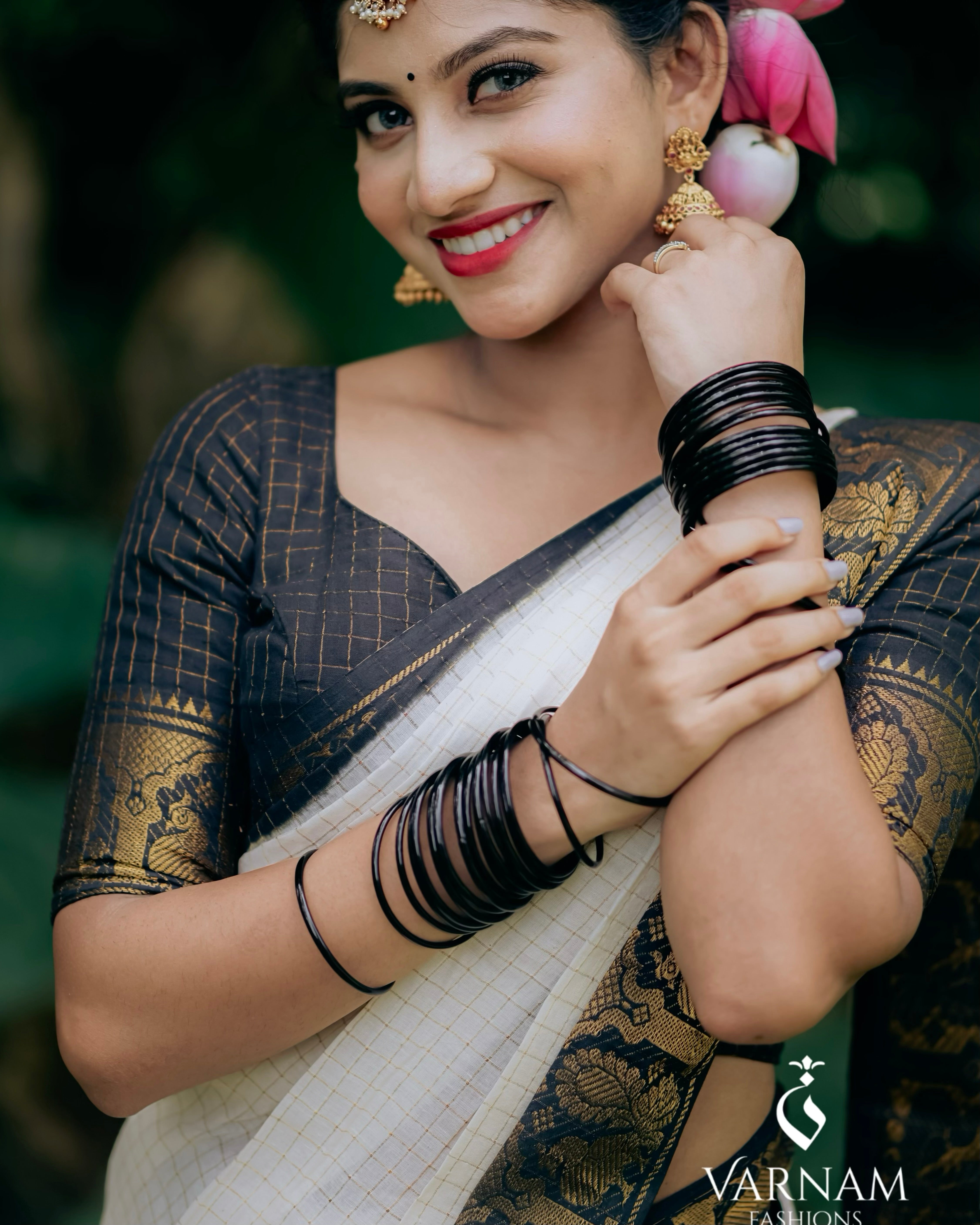 White With Black Zari Kattam Sungudi Cotton Saree