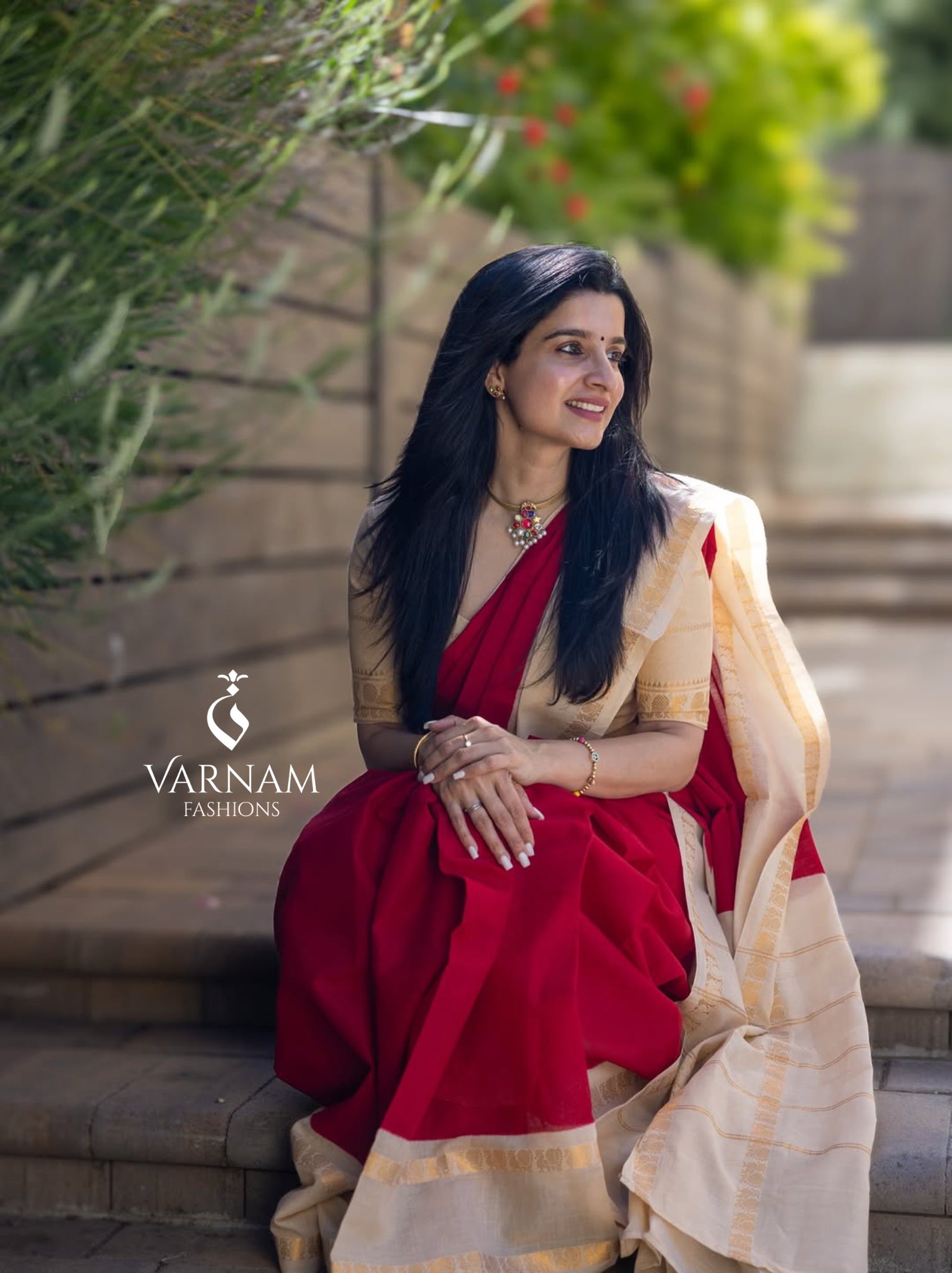 Red With Halfwhite Plain Sungudi Cotton Saree With Rettapetta Border